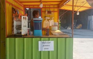 Maraknya Penjual Es Teh Jumbo di Semarang, Tren Baru yang Diminati Warga