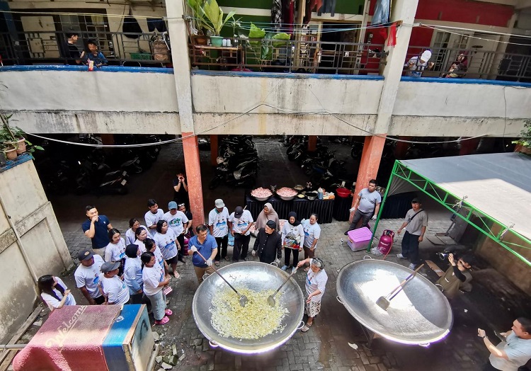 Chef Bobon dan Cagub Ahmad Luthfi Gelar Makan Gratis di Rusun Bandarharjo