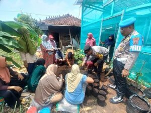 Polsek Gajah Dukung Ketahanan Pangan Bersama KWT Mawar Sari