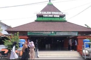 Masjid Agung dan Makam Sunan Kalijaga Dipadati Wisatawan Akhir Tahun