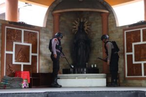 Satgas Preventif Polres Kendal Lakukan Sterilisasi Gereja untuk Pastikan Keamanan Natal 2024