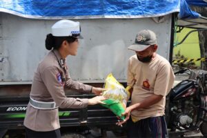 Polres Kendal Peduli, Polres Kendal Bagikan Sembako kepada Masyarakat Kurang Mampu