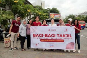 Universitas Nasional Karang Turi Berbagi Takjil, Tradisi Peduli di Bulan Ramadan