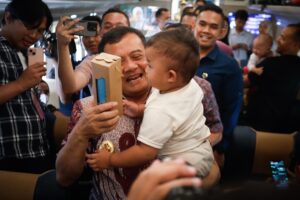 Bersama Jaka Tingkir, Gubernur Lutfi berbagi ceria dengan Pemudik Kereta Api