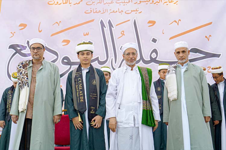 Wisudawan Asal Tegal di Universitas al-Ahgaff Tarim, Yaman, Raih Cumlaude dan Khatam 30 Juz