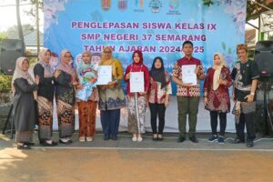 Momen Mengharukan Pelepasan Siswa Kelas IX SMP Negeri 37 Semarang, Ini Sosok Tiga Siswa Terbaik