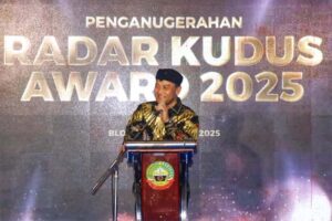 Gubernur Jawa Tengah Ahmad Luthfi Raih Penghargaan Pemimpin Percepatan Ekonomi Daerah 2025