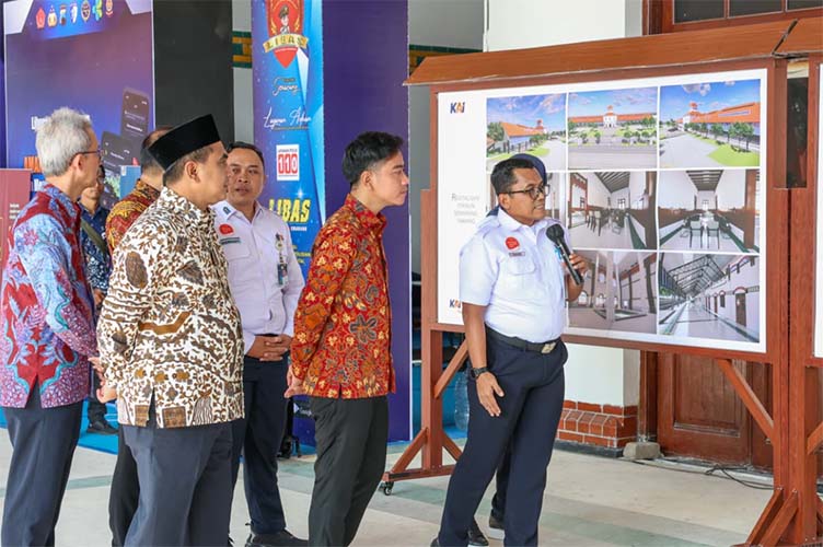 Wapres Gibran dan Wagub Jateng Tinjau Stasiun Tawang Pastikan Layanan Nataru Lancar