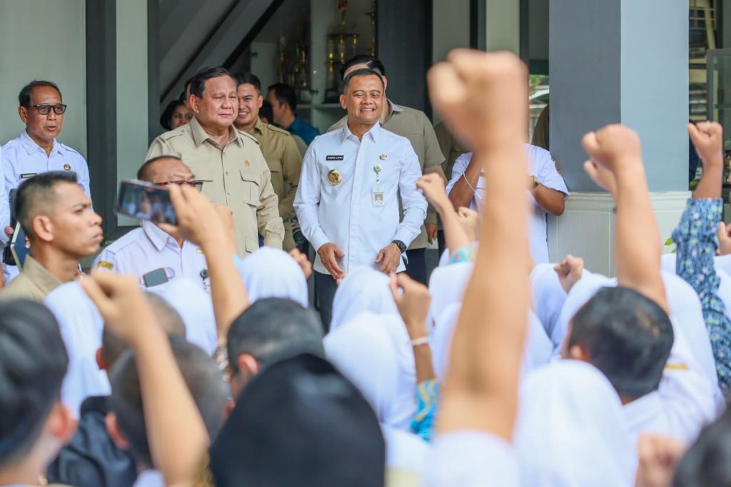 Ahmad Luthfi mendampingi Prabowo meninjau SMA Negeri 1 Cilacap