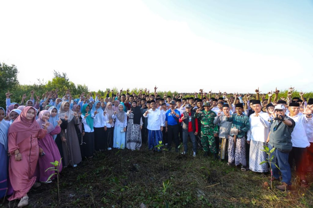 Tumbuhkan Kesadaran Ekologis, Taj Yasin Ajak Ratusan Santri Tanam Mangrove di Rembang